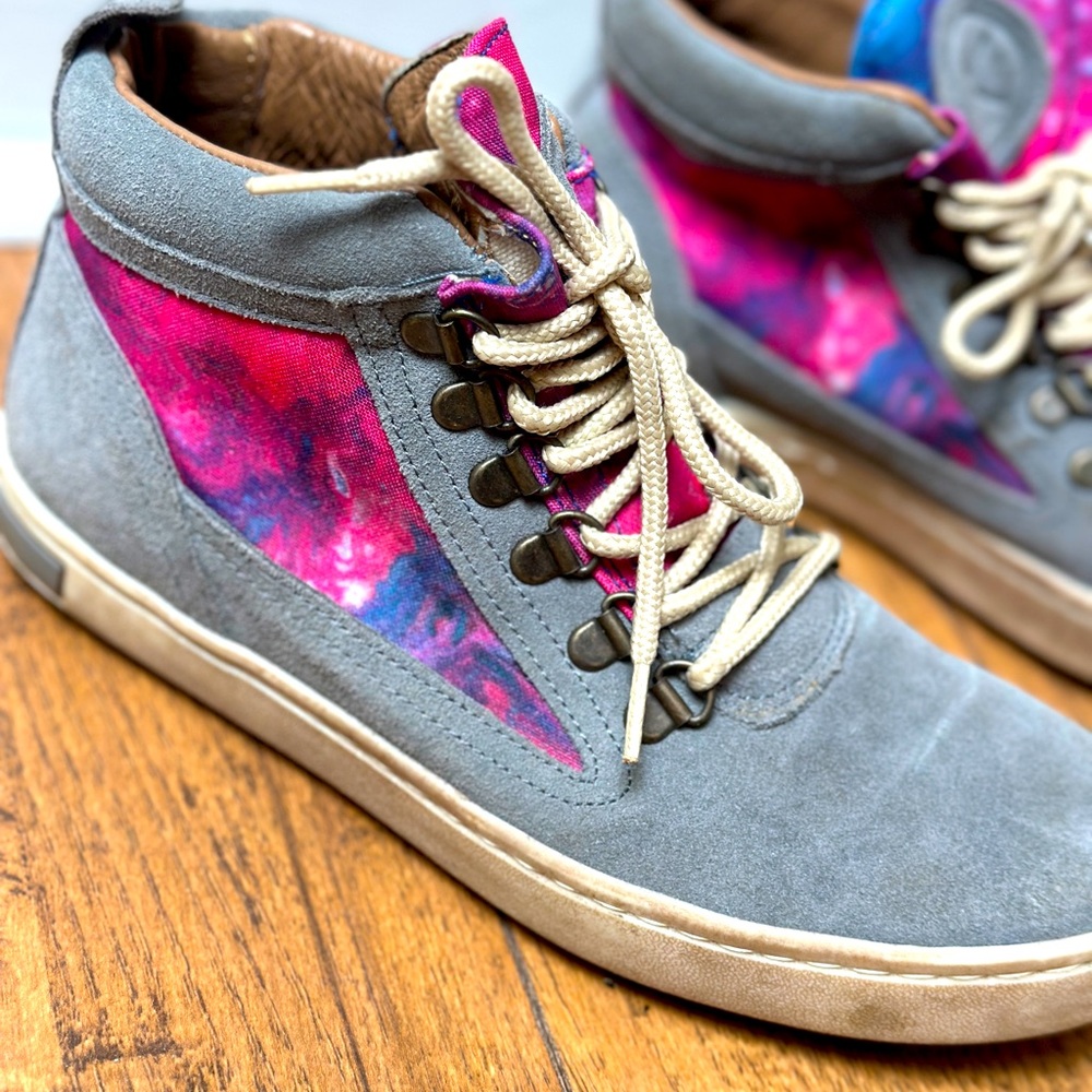 Inkkas Camping Boot Grey Suede with Pink/Blue Constellation~Women’s size 7